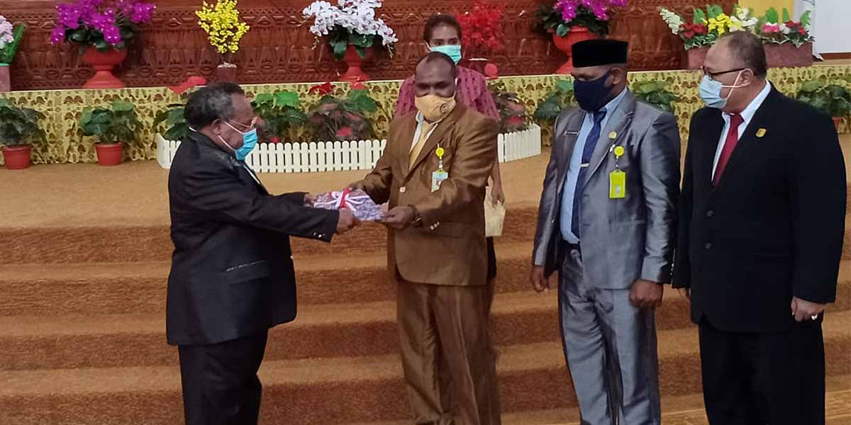 pemkab-mimika-serahkan-dua-materi-raperda-non-apbd-ke-legislatif